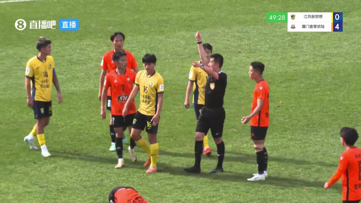 比姆巴佩抬的還高，中冠球員亮鞋釘兇狠蹬踏被裁判直紅驅逐