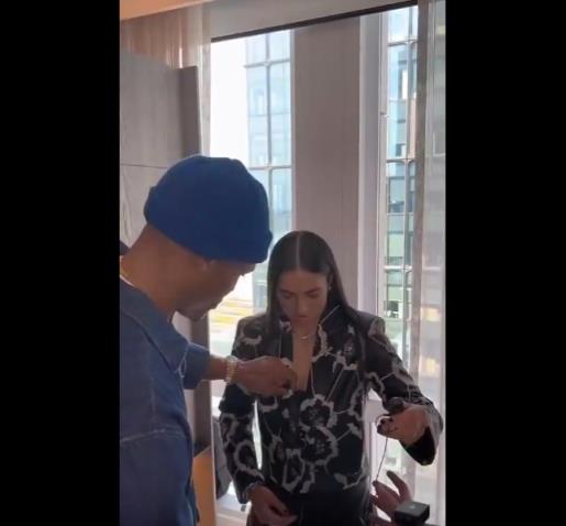 威嫂看到要打人的！威少上手幫WNBA妹子整理胸前的衣服