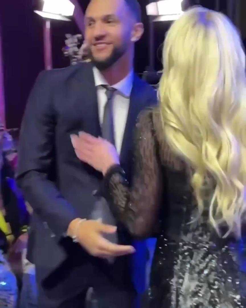 身材姣好！薩格斯的女友海莉被芝加哥天空選中！兩人接吻慶祝