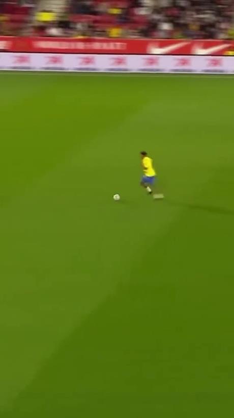 45歲還開(kāi)掛！小羅再現(xiàn)牛尾巴過(guò)人，微笑單挑門將輕松打進(jìn)